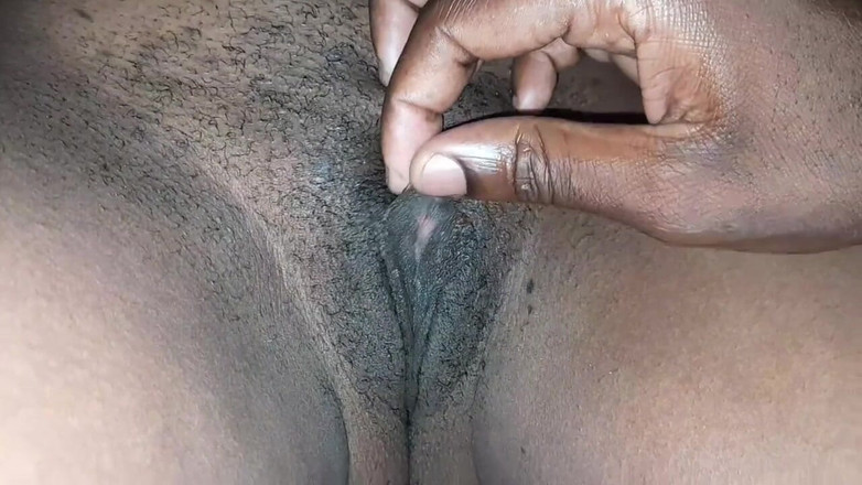 SweetCake: Krémová masáž kundičky Připravte se na šukání s velkým černým pérem