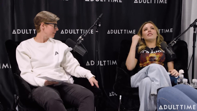 Adult Time Podcast: Gizelle Blanco &amp; Anna Claire Clouds Feromony, Nůžky a Bush | čas pro...