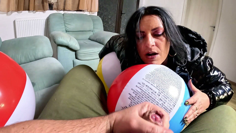MilfyCalla: Fetish telur bawah ball pantai yang bergaya. Deepthroat, poping, menunggang...