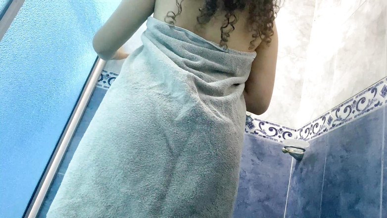 MiaSaintLove: 의붓딸을 촬영하기 위해 계모가 설치한 홈 카메라