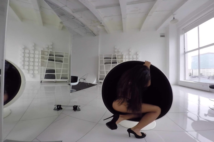 StasyQVR: Striptis seksi si rambut coklat bertatu yang cergas