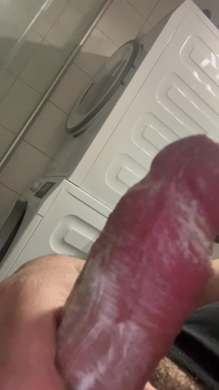 TeaBager44: Cewek sange ini lagi asik ngocok kontol sambil meringis keenakan...