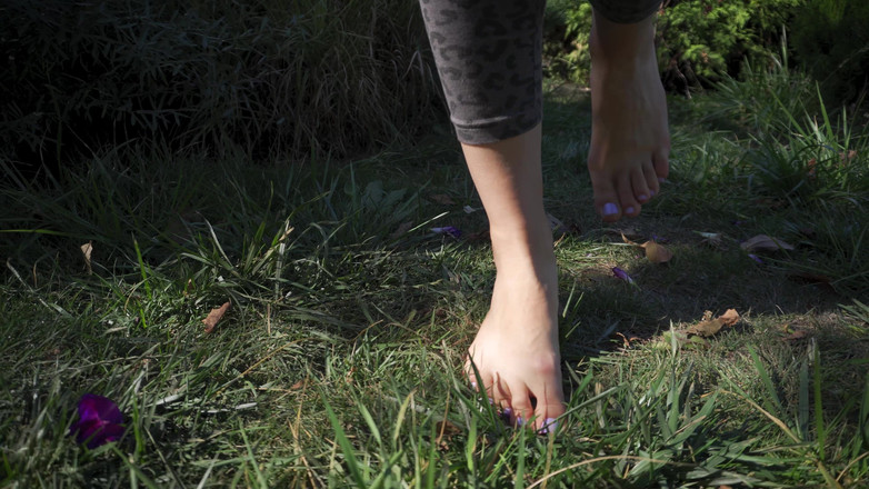 Teasecombo 4K: Blumen barfuß im gras zermalmen