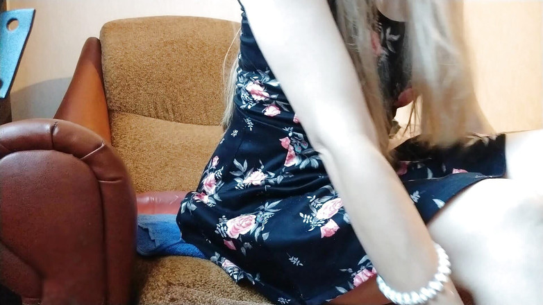 Lizaveta: दूधिया चोदने लायक मम्मी डिल्डो से खुद को चोदती है और दूध की फुहार छोड़ती है!