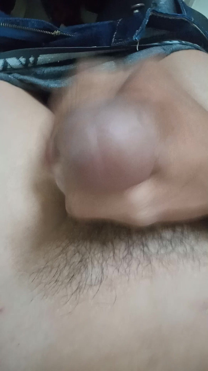 scandal: Beccato dal fratellastro così si masturba