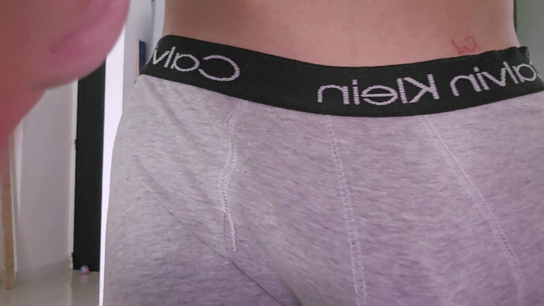 Tunenitovergon: Bruneta se trezește cu pula în gură