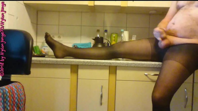 Carmen_Nylonjunge: Nadržená honění v Cizích jemných punčochách