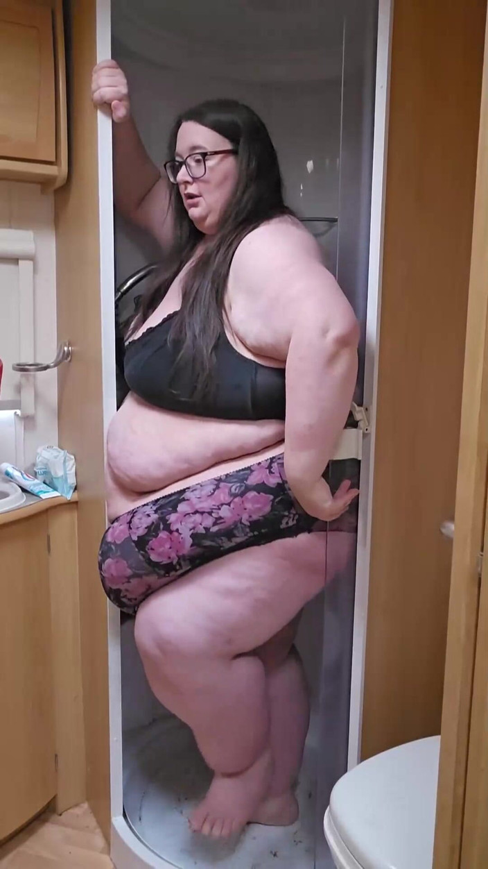 SSBBWLadyBrads: Sfw pokus o sprchový karavan - trim část 2