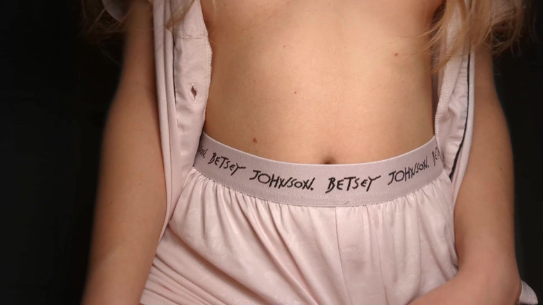 Lila1Love: Une blonde mince se laisse baiser dans sa chatte étroite, suce...