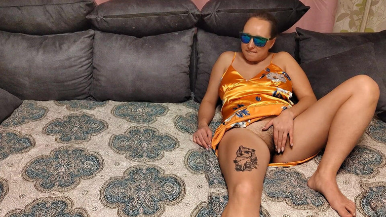 Emma_Alex: बालों वाली चूत में ऊँगली करना और हस्तमैथुन करना