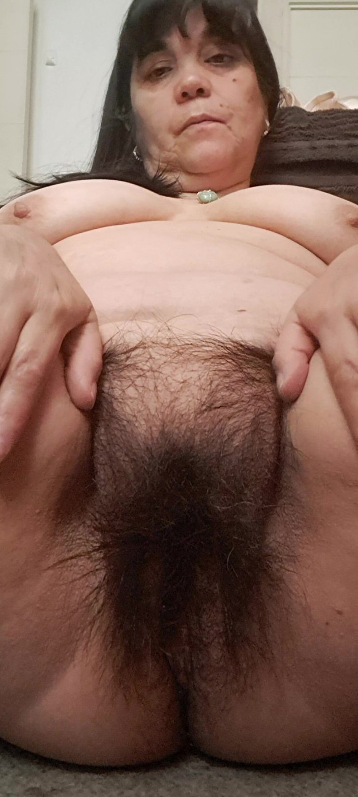 Mommy big hairy pussy: Olgun klitoris üzerinde vibratörle mastürbasyon yapıyor