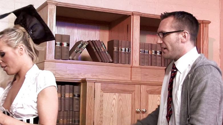 Back to School: Извращенная учительница занимается грязным лесбийским групповом сексом с шаловливыми учениками