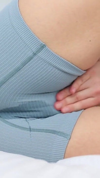 Molhando meu short fetiche - buceta encharcada - dedilhado rápido solo quente loira