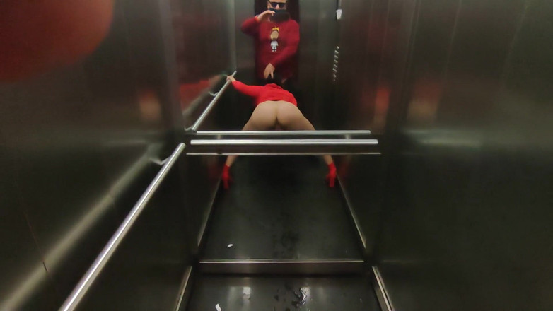 DedeDeville: 和热辣的邻居达达·德维尔在电梯里的非常危险的性爱