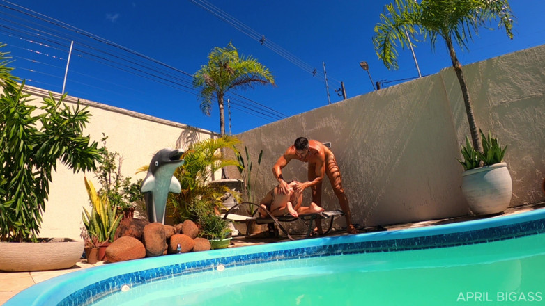 April BigAss: Pool-tag und sie ficken mich von meinem schmutzigen arsch zu...