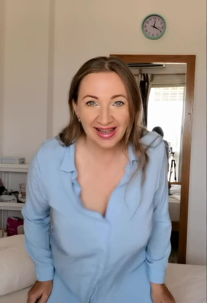 MariaOld: बड़े स्तनों वाली नानी नीले रंग की पोशाक में चिढ़ा रही है