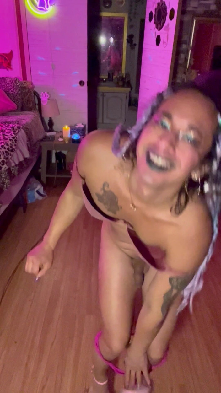 TSJade95: धीमी और कामुक रॉक स्ट्रिपटीज़