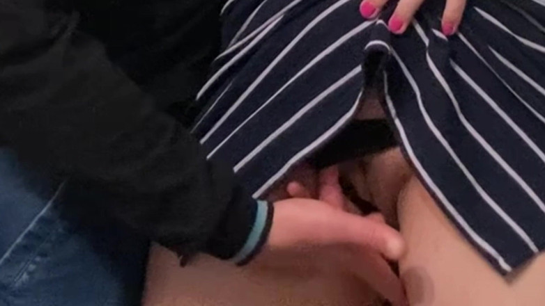 Niki studio: 지하철의 드레스 아래에서 낯선 사람이 내 보지를 만지게 해줘