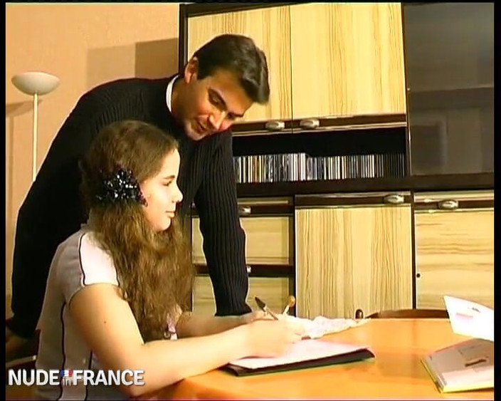 La France a Poil: Pamela zostaje zerżnięta przez swojego nauczyciela i kolegę z klasy!