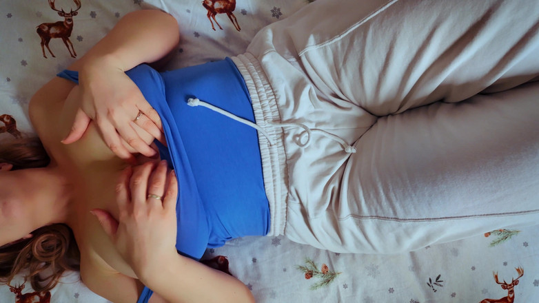 Mrs Wetslavs: Geile vrouw van naast de deur masturbeert en denkt aan...