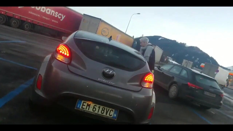 Ferrero anal experience: Denna heta italienska brud knullas i det manliga badrummet del 2