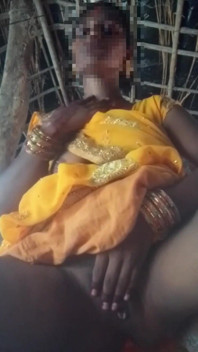 Bhabhi Yellow Saree Me Chut Dikha Rahi Hai Ungli Dal Kar Pani Nikal Diya