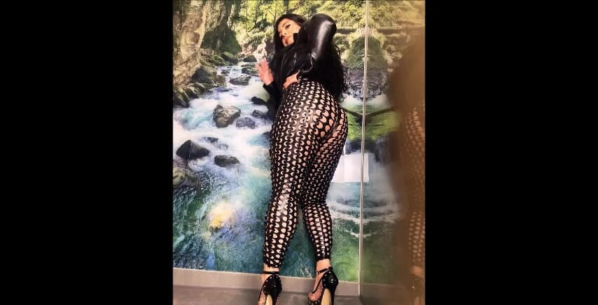 LadyAyse5: Uctívej můj sexy zadek!