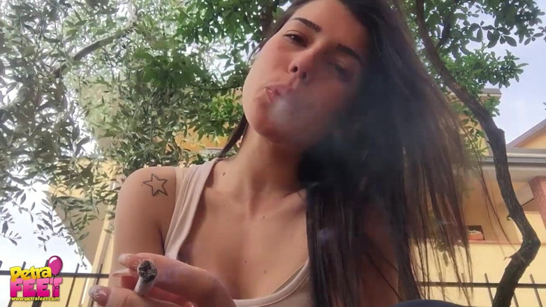 Smokin Fetish: Chiar știe să se bucure să fumeze