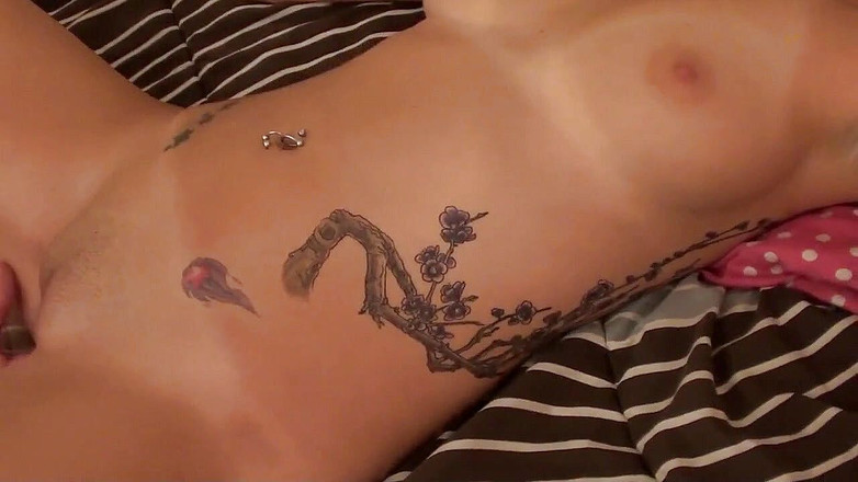 LesbianFantasies: Awek montel les miang menggembirakan pepek teman wanitanya yang bertatu