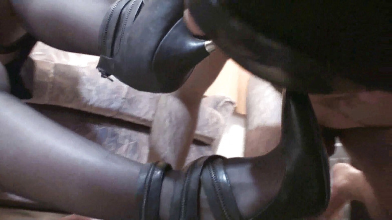 Foot Girls: Hamba mesti menjilat kasut puan bersih