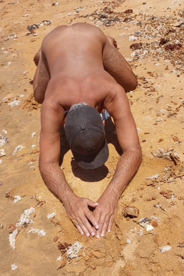 Ladysilvas: Ladysilva telanjang di pantai sangat panas pantatnya yang kecokelatan