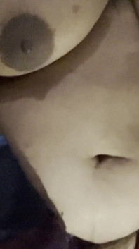 큰 젖탱이를 보여주는 인도 바비