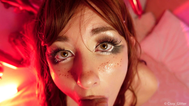 Cissy Glitter: Blowjob sudut pandangan pertama dan pancutan muka