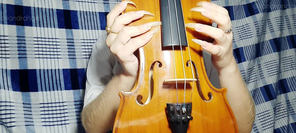 Goddess Li: Unghii naturale lungi și vioara