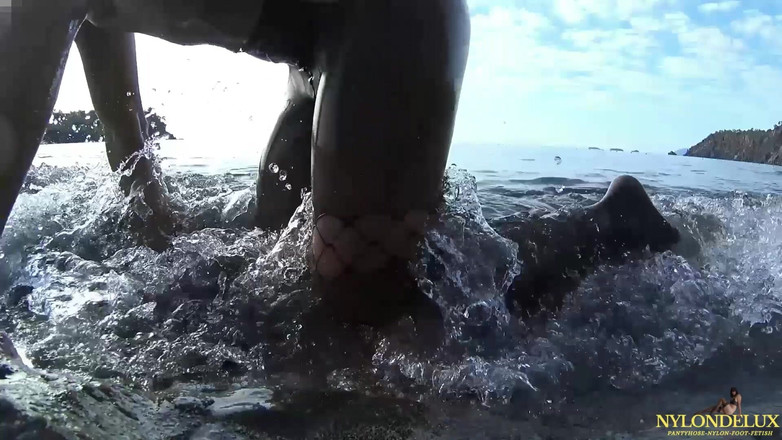 Nylondelux: Nylonowa zabawa na publicznej plaży