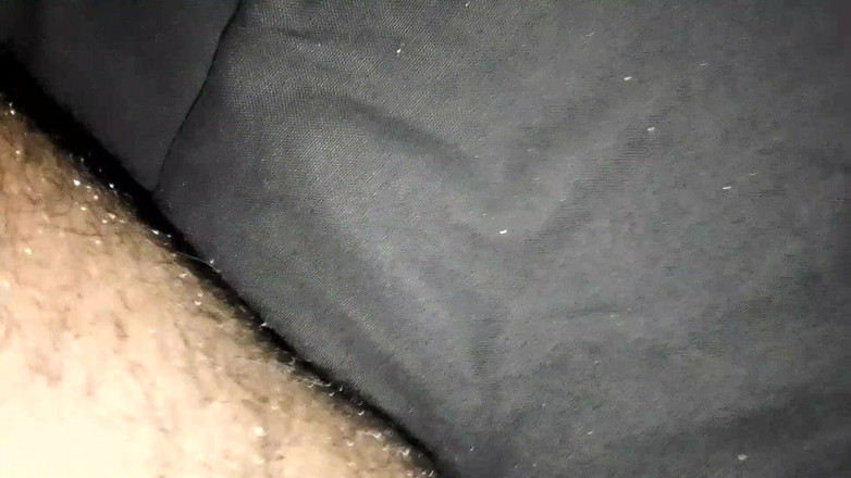 Jaanu294: Na sobě modrý panner nosí rukou žluto-barevné pero