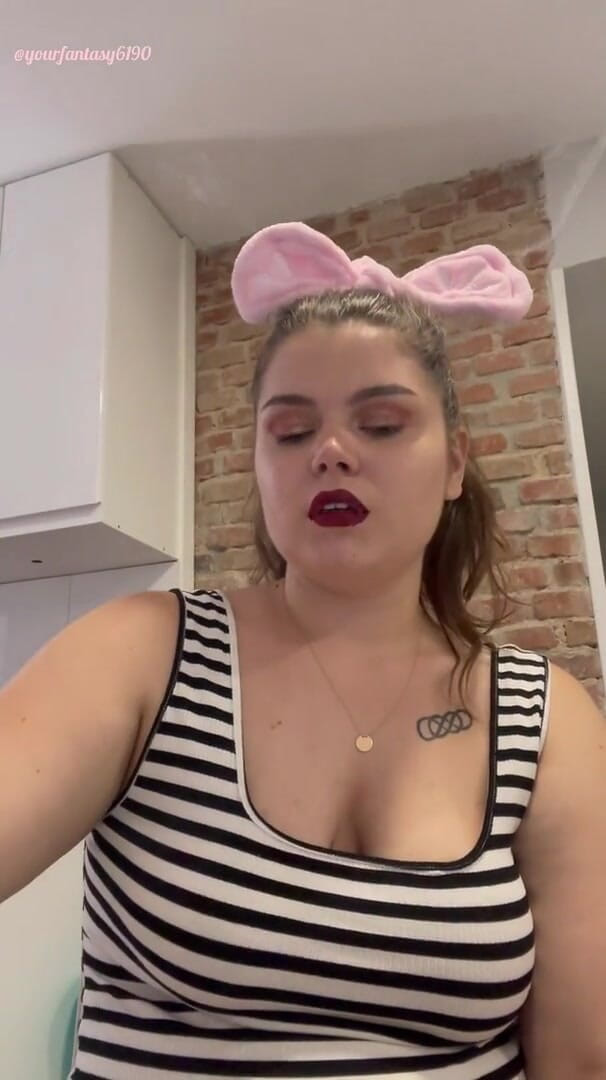 Your fantasy studio: Smoking with red lipstick on