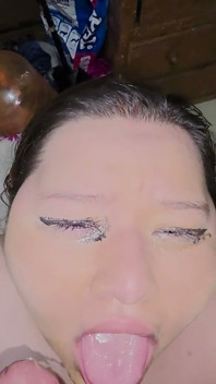 Ich liebe schlampigen Facefuck! Rauch mich und füll mein Gesicht mit deinem dicken Sperma.