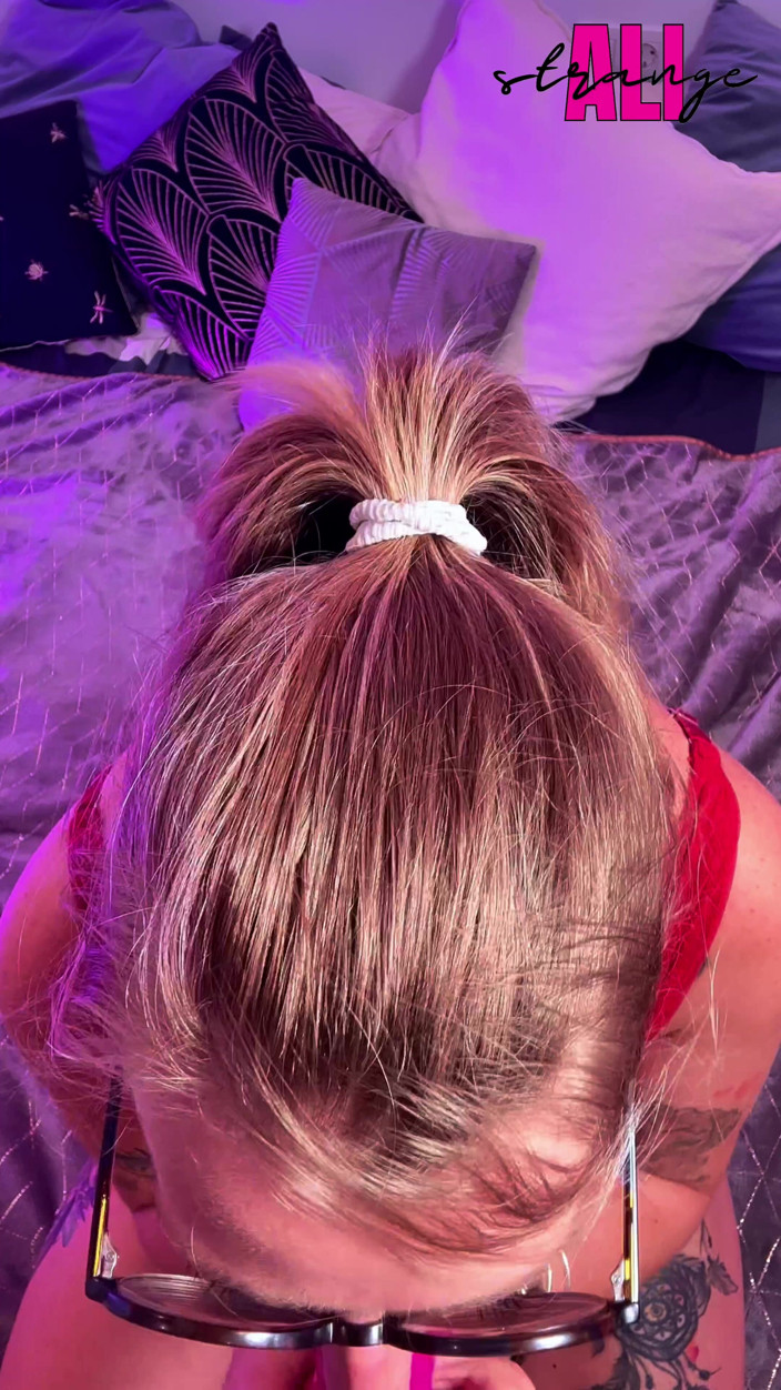 OnlyAliWorld: Une blonde dans une séance d’edging rouge se termine par...