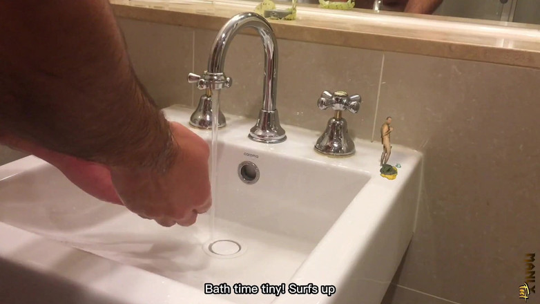 Manlyfoot: 少女娇小的脱衣秀！- 微人脱衣服，为我湿透了 - manlyfoot - macrophile