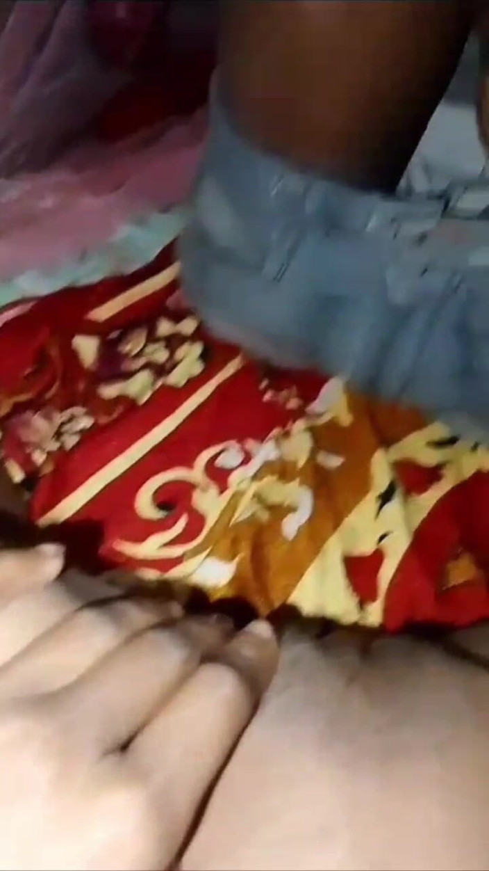 Local hard fucker: 我和我的处女继妹在我的房间里玩重口味性爱