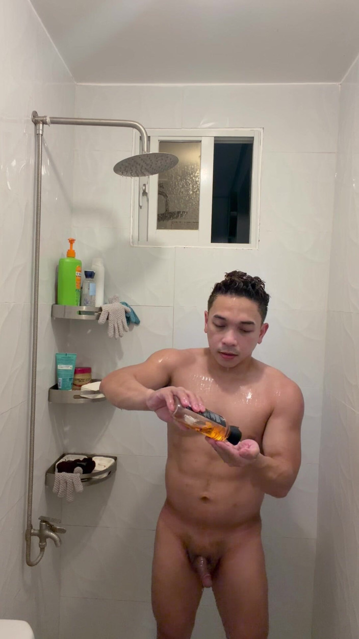 The Fitmaster: Quente filipina rabuda se masturba em chuveiro fumegante