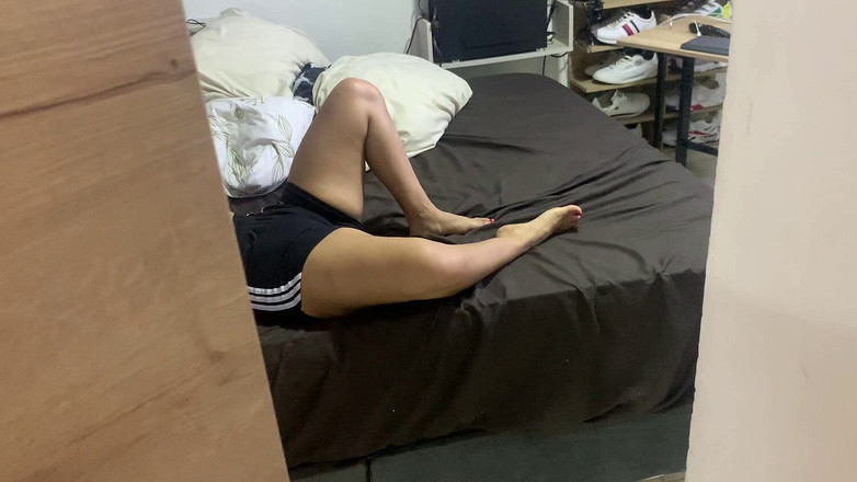 SENSESEX: Ojczym pieprzy swoją pasierbicę, gdy drzemka