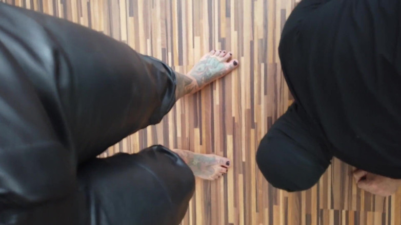 Fetish videos by Alex: Sclavă pasionată de picioare din garderobă