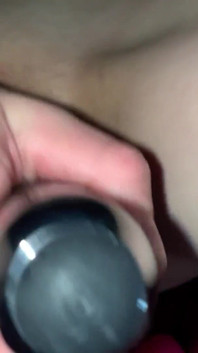 Elle se masturbe et surprise qu'elle fait pipi et squirte, son mari nettoie tout
