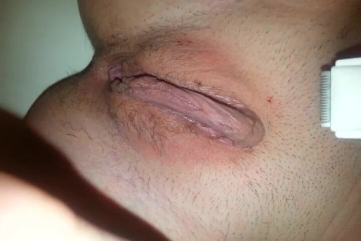 Riley Luvyna: Afeitado coño peludo en la ducha