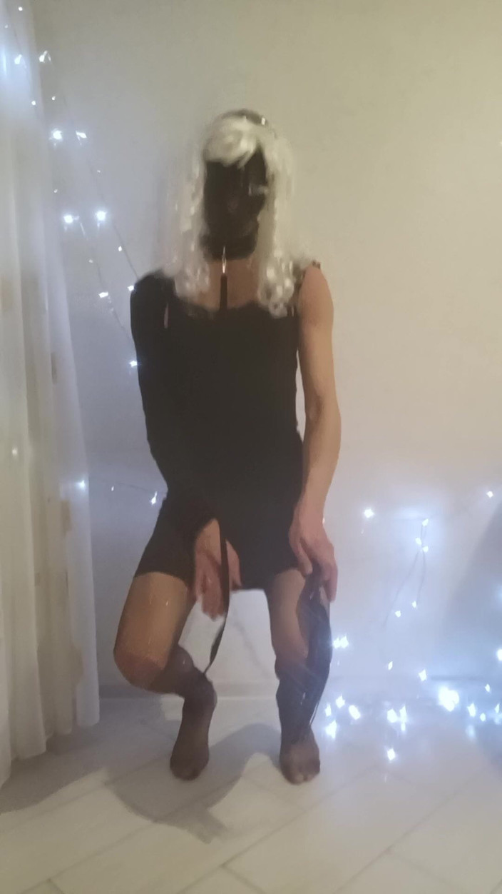 Boy in a skirt: Băiat afară, fată înăuntru