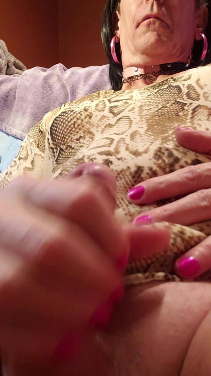 Daphne Desire: Daphne Se Masturbează Și Își Freacă Sperma Pe Burtă