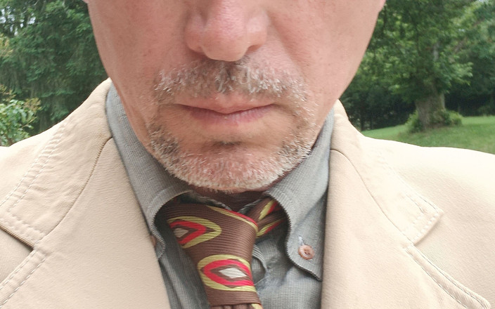 Hornydaddy50: 我潮吹在办公室的一个很好的打手枪。