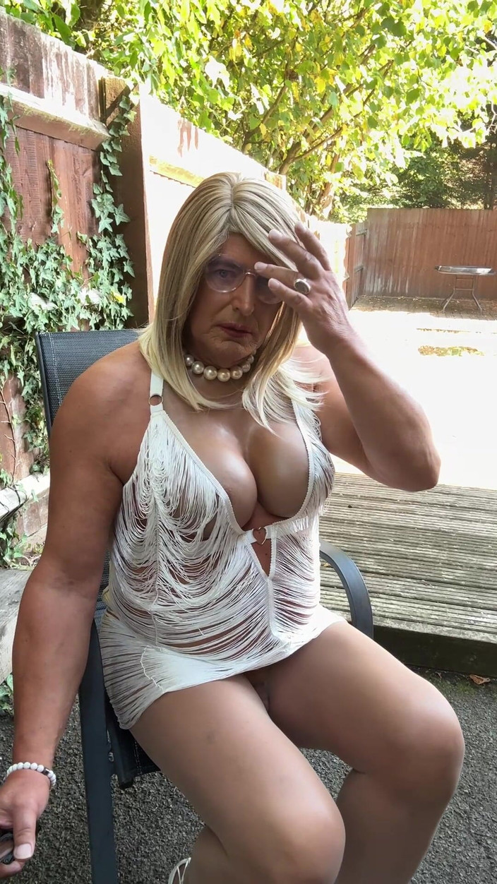 Kellycd2022: 性感的 Crossdresser Kellycd2022 穿着白色流苏连裤袜和高跟鞋